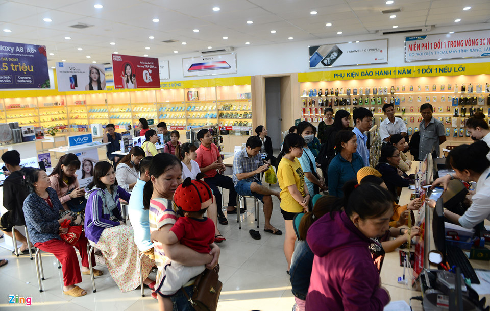 Quầy giao dịch của nhà mạng ở Sài Gòn chật cứng người chờ chụp hình